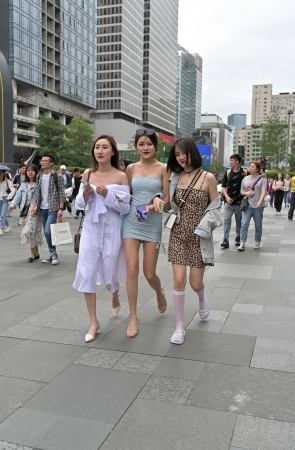 吊带抹胸紧身包屯裙高跟美女