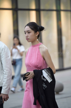 飘逸的粉色长裙女孩