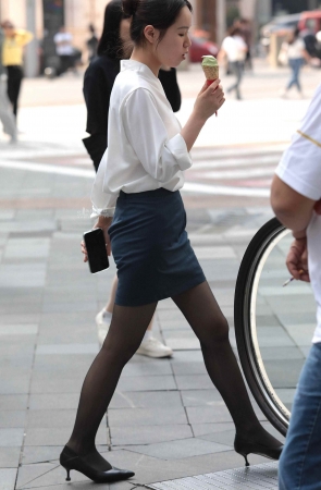 街拍黑丝高跟OL