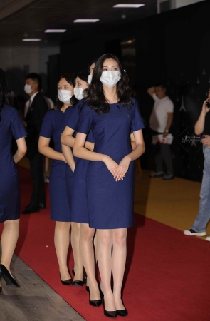 【街拍心灵】奔驰展厅礼仪肉丝街拍美腿哇塞