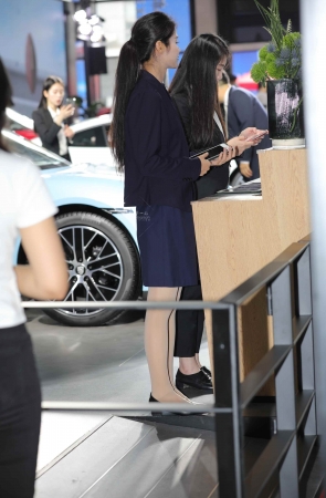 【街拍心灵】车展礼仪肉丝街拍美腿制服