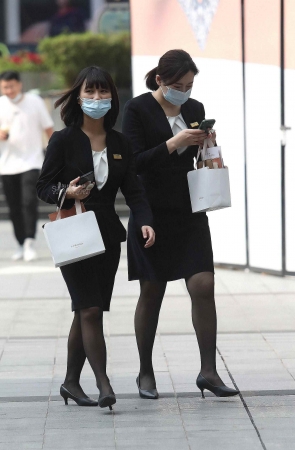 黑丝高跟街拍OL