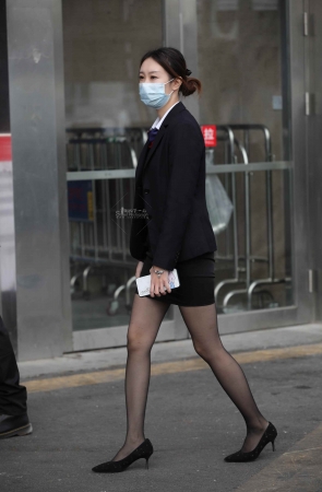 【街拍心灵】汽车销 售顾问街拍黑丝美腿高跟