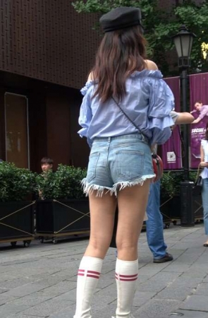 4K 时尚靓丽超短牛仔热裤黑帽女神姐姐 [766 MB]