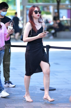 第1807篇吊带裙美女