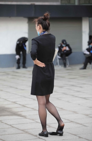 街拍黑丝美tui车展礼仪打电话边脱鞋