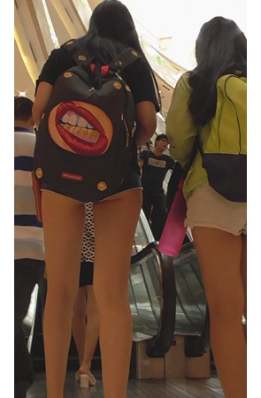 背着包包的月牙短裤美女