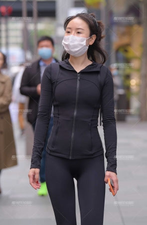 纯黑紧身套装女孩