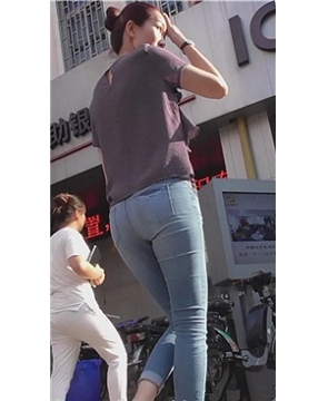 街拍紧身蓝色牛仔裤美女，清爽打扮显干练 [473 MB]