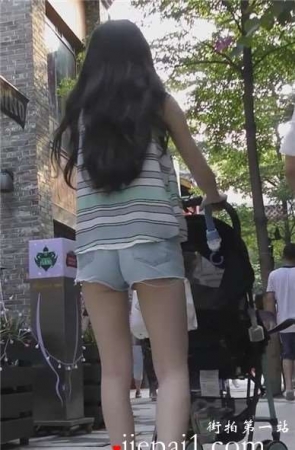 街拍超短热裤红色平底鞋少妇推小孩出来逛街 [351 MB]