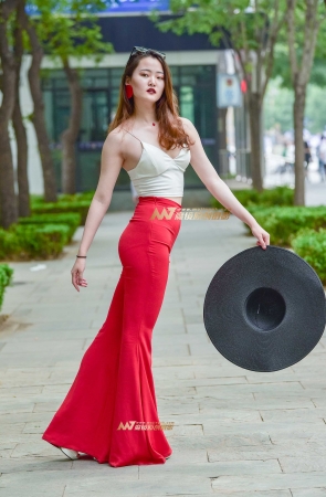 时尚鬼魅的喇叭裤美女