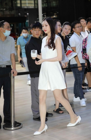 【街拍心灵】车展礼仪超街拍薄肉丝掉鞋跟