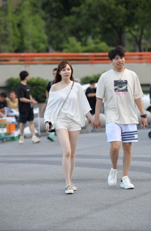 白白净净的热裤女生