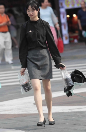 阳光下的肉丝街拍高跟