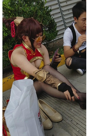 路边休息的coplay黑丝女孩