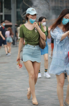 街拍带鸭舌帽的短裙美眉