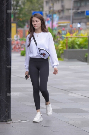 秋天的黑色紧身裤美女