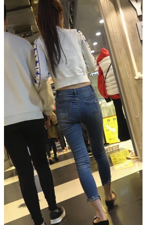 白衣紧身牛仔裤小姐姐