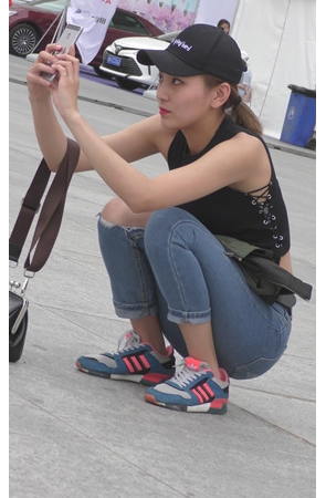 戴着黑色鸭舌帽的小姐姐