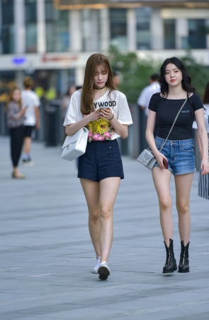 两个时尚长腿小姐姐