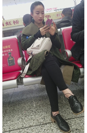 玩手机的漂亮小姐姐