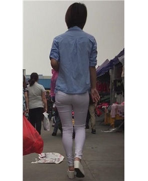 街拍紧俏美臀白裤短发女孩 [825 MB]