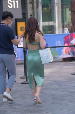 长裙女友很漂亮