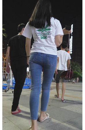 蓝色牛仔紧身裤小姐姐