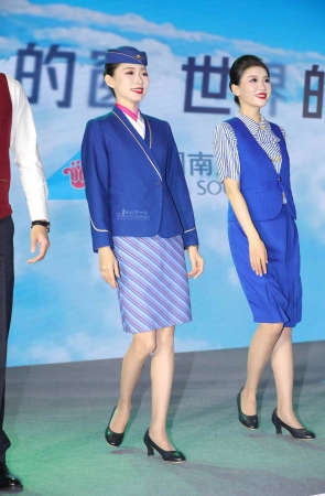 【街拍心灵】CZ航空姐貌美超薄街拍肉丝大长腿高跟