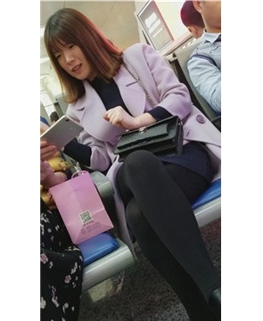 4k-高铁站候车室拍摄黑丝打底裤美腿美女。