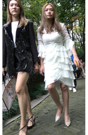 漂亮的白色连体裙小姐姐