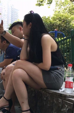 街拍牛仔包臀短裙白腿高跟少妇