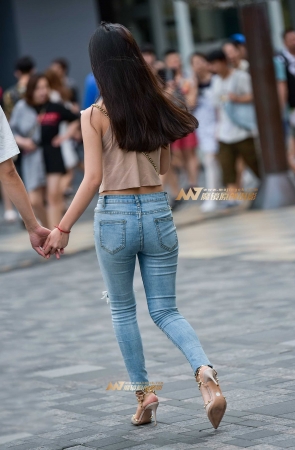 精致甜美的破洞紧牛小女人