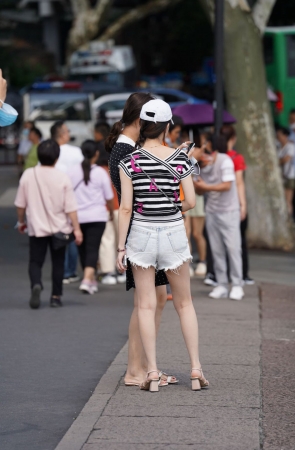 戴白色鸭舌帽的美腿妹子