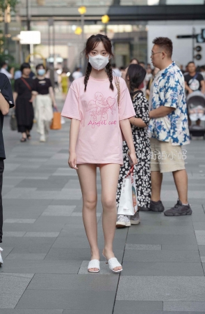 街拍小清新，双麻花辫女孩！