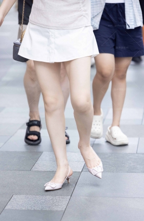 2589-4=112街头韵味美腿少妇闺蜜逛街