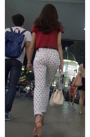 白裤斑点妹子