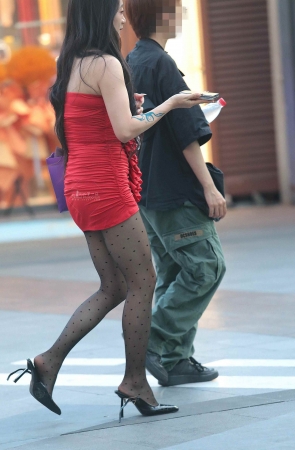 诱惑街拍黑丝高跟少妇-14P