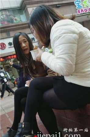 4k-黑丝美腿姐妹花花坛边休息聊天