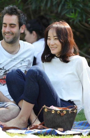 漂亮的牛仔裤小姐姐，笑容很美丽