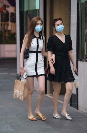 偶遇金色拖鞋小姐姐