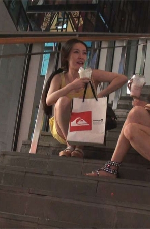 坐在楼梯上聊天的两位美女