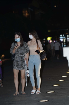 紧身蓝牛仔小姐姐