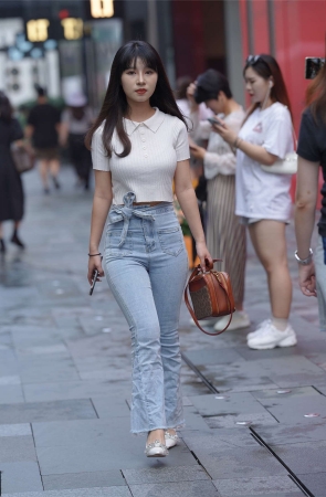 高腰牛仔紧身裤美女