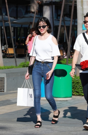 牛仔紧身裤美女