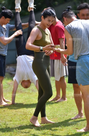 高挑紧身裤美女