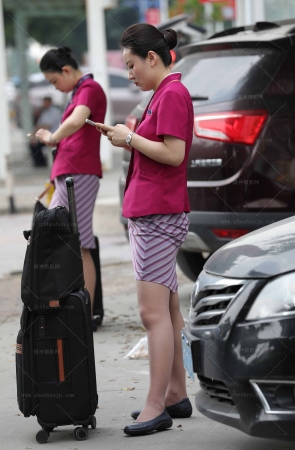 街拍南航空姐超薄肉丝上班途中职业韵味美 10P