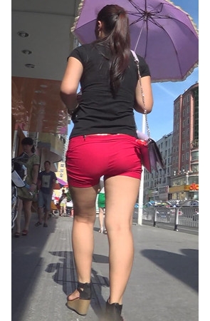 红色热裤紧身美妇