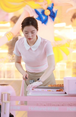 空姐标准招聘来的好利来肉丝小姐姐【套图➕单反视频】 8P