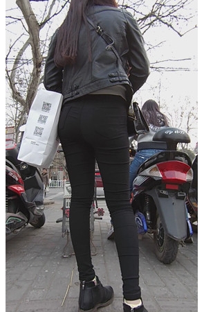 黑色长腿紧身裤美女